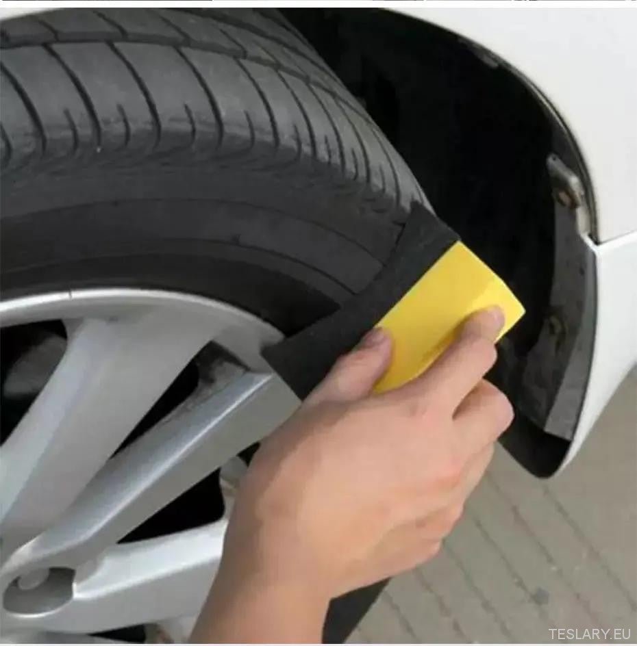 Accessori Tesla Imperdibili per Pulizia e Stile